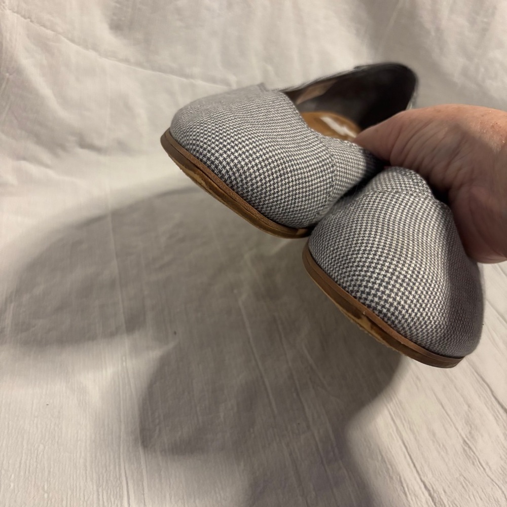 TOMS Jutti Almond Toe Flat Gray White Size 12 - Picture 7 of 13